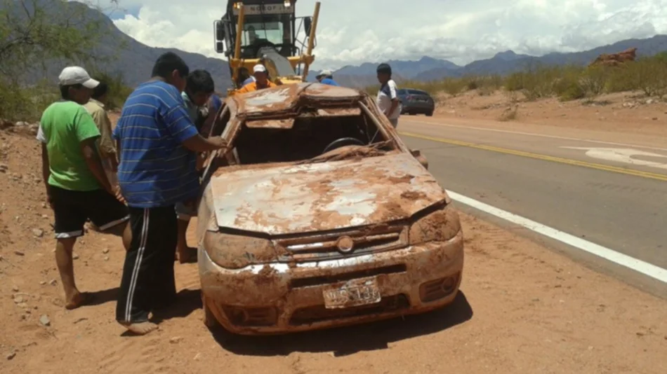 Cafayate: un río se llevó a un auto pero nadie salió lesionado