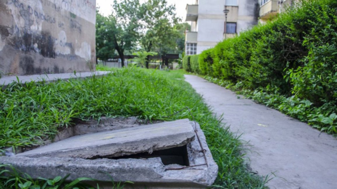 Problemas con las cloacas en el barrio Arturo Illia