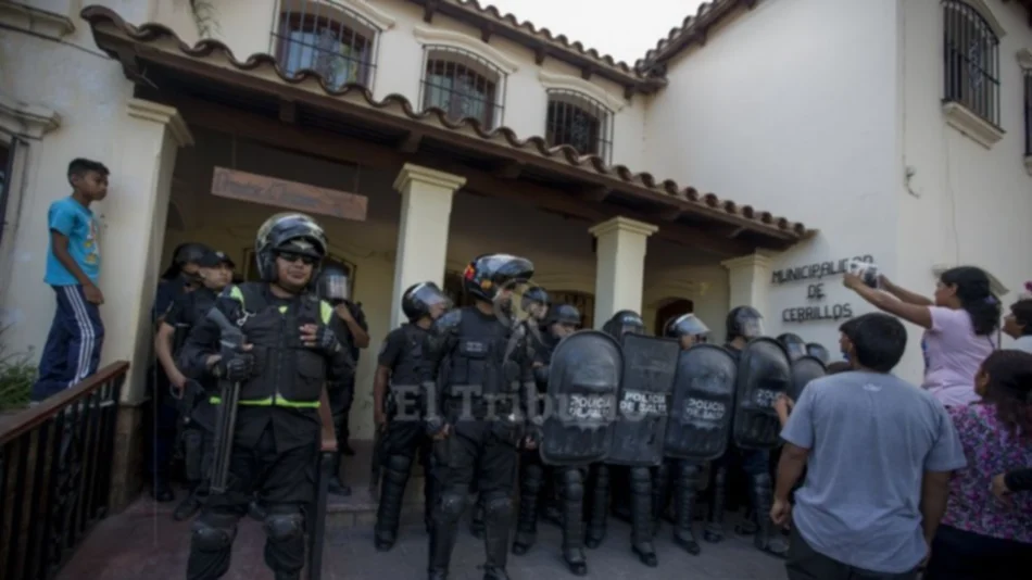 Tensión en Cerrillos: manifestantes se rociaron con combustible y tomaron la Municipalidad