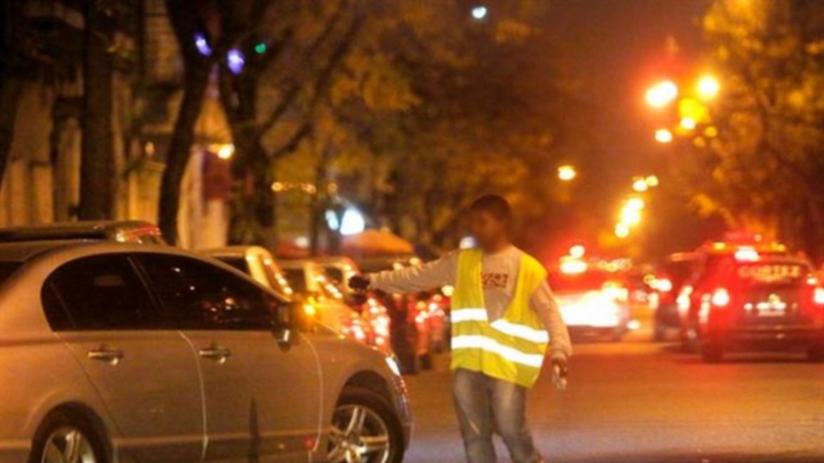 Para evitar "trapitos" en la calle Balcarce, habrá estacionamiento medido nocturno