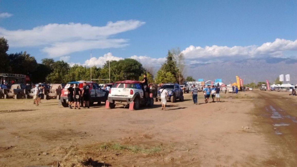Tras días de lluvia, Chilecito recibió con sol a los competidores del Dakar 