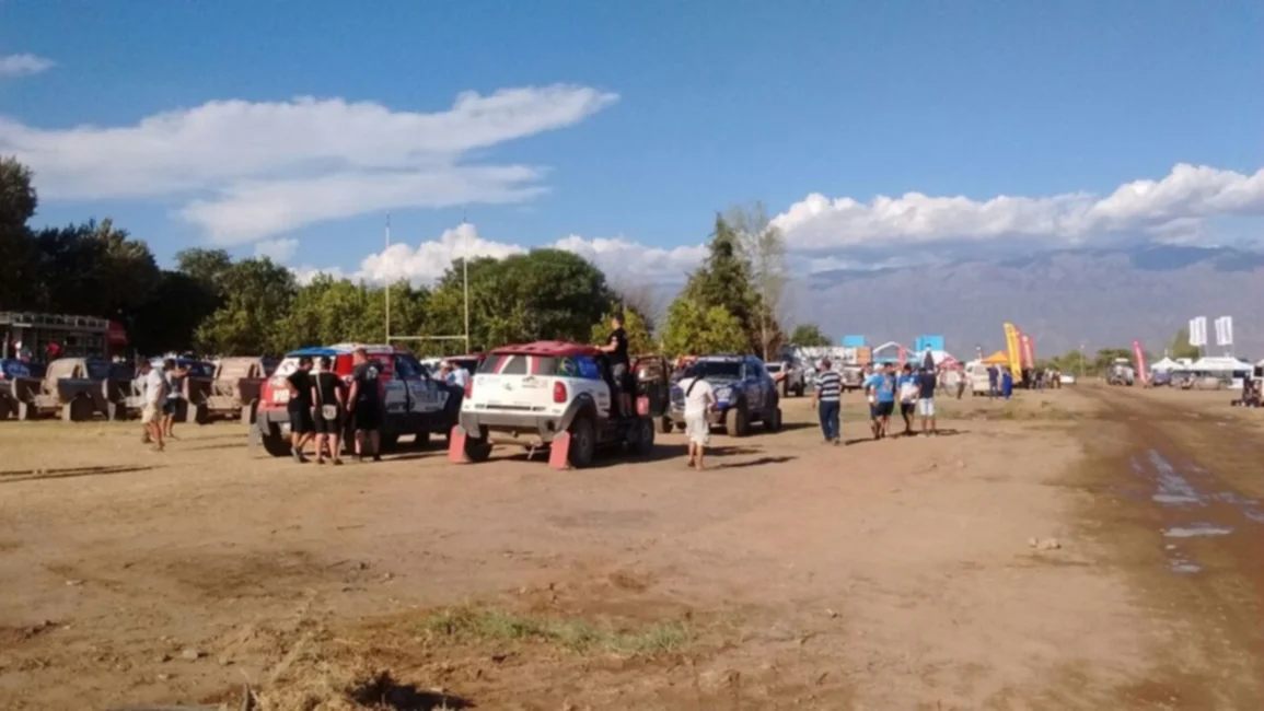 Tras días de lluvia, Chilecito recibió con sol a los competidores del Dakar 