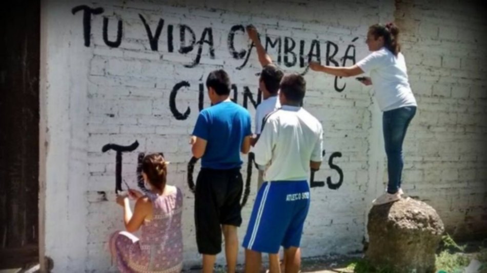 Jóvenes en conflicto con la ley penal pintan murales con Acción Poética