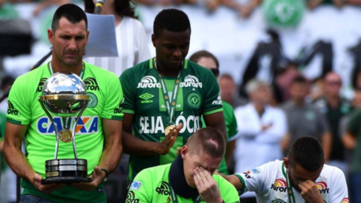 Los tres sobrevivientes del Chapecoense alzaron la Copa Sudamericana