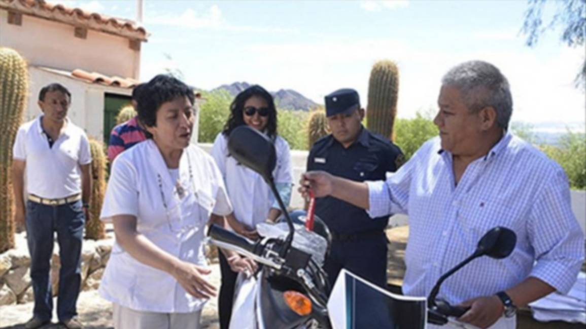 Una motocicleta e insumos para el hospital de Molinos