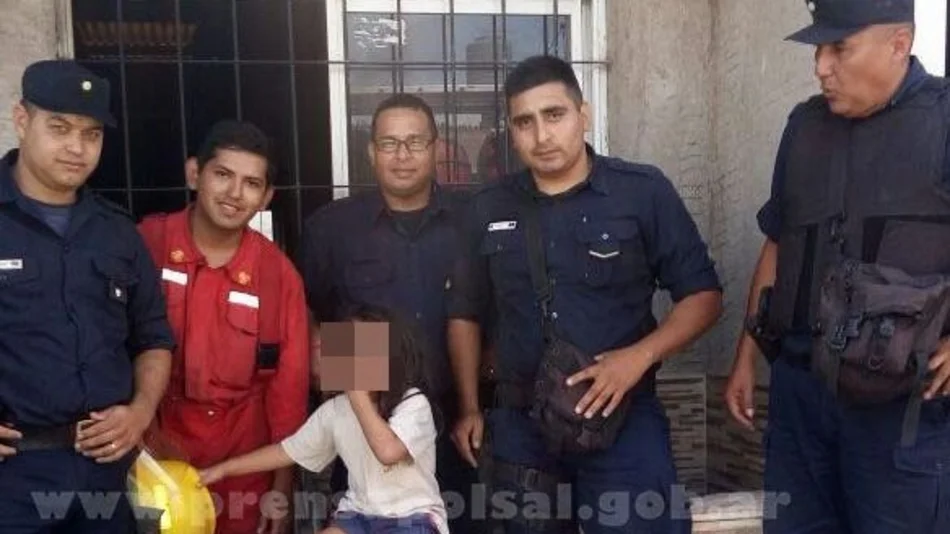 Personal policial rescató a un niño de un incendio en barrio Solidaridad