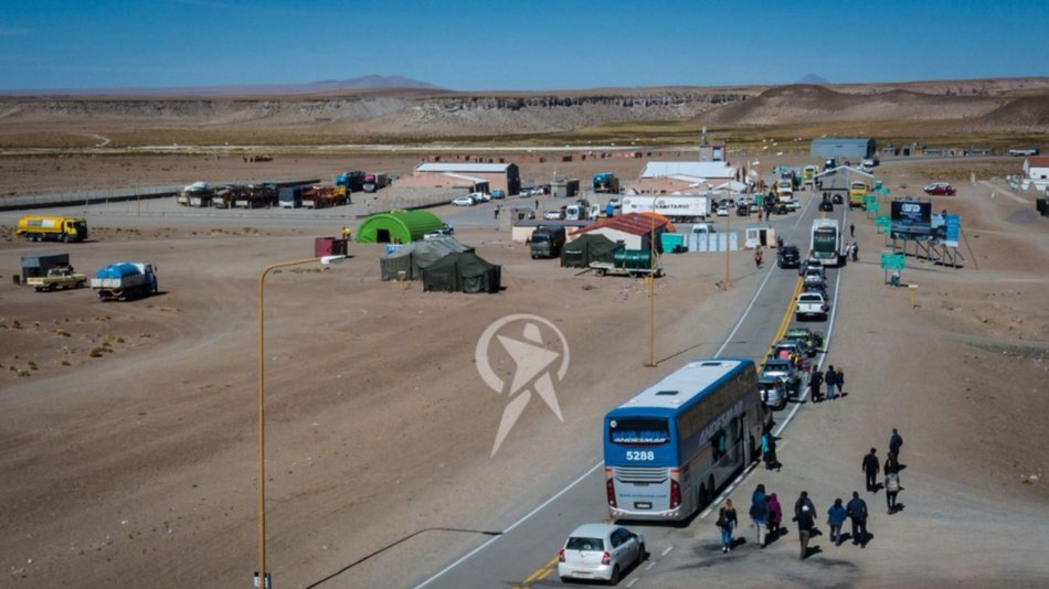 Paso de Jama: demoras  de 2 horas en Migraciones
