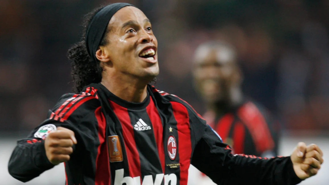 El astro brasileño Ronaldinho Gaúcho se retira oficialmente de las canchas