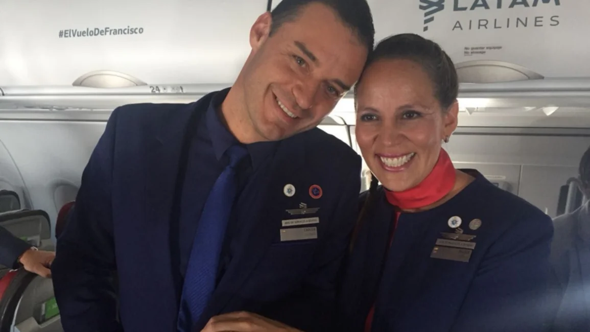 En su viaje a Iquique el Papa casó a una pareja de tripulantes en pleno vuelo