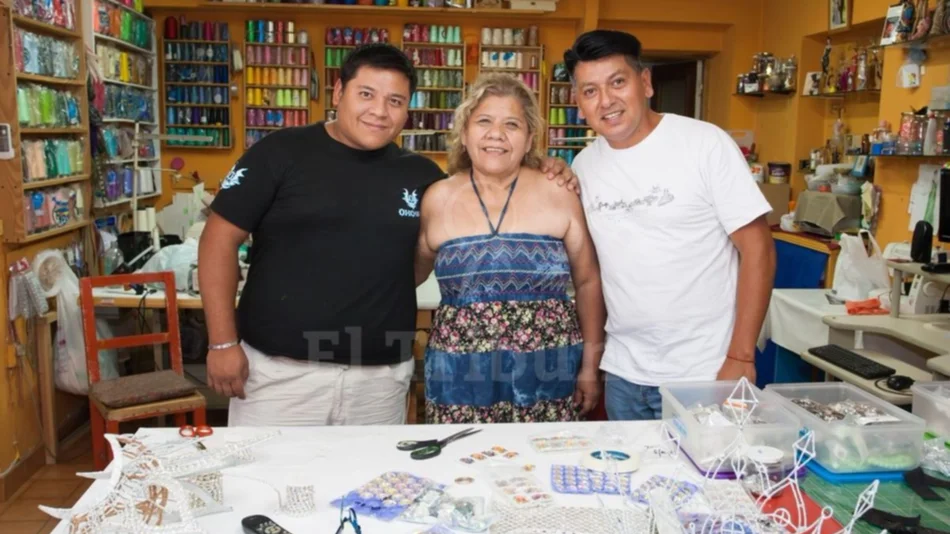 El carnaval en el ADN: madre transmite a su hijo una pasión popular