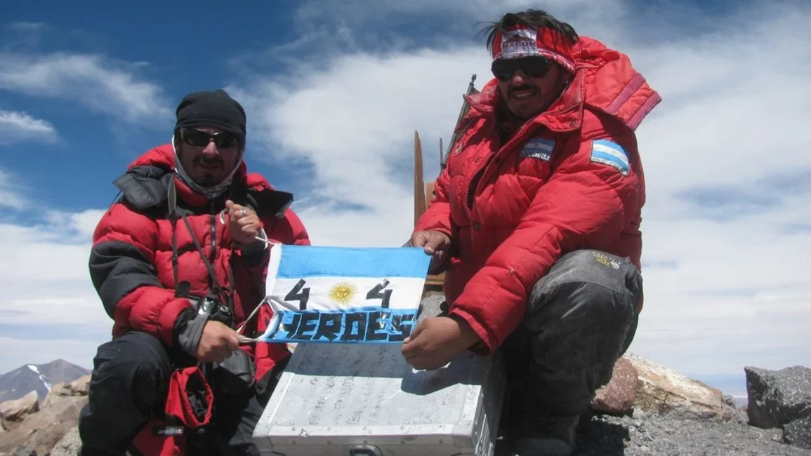 En la cima del volcán Socompa homenajearon al ARA San Juan