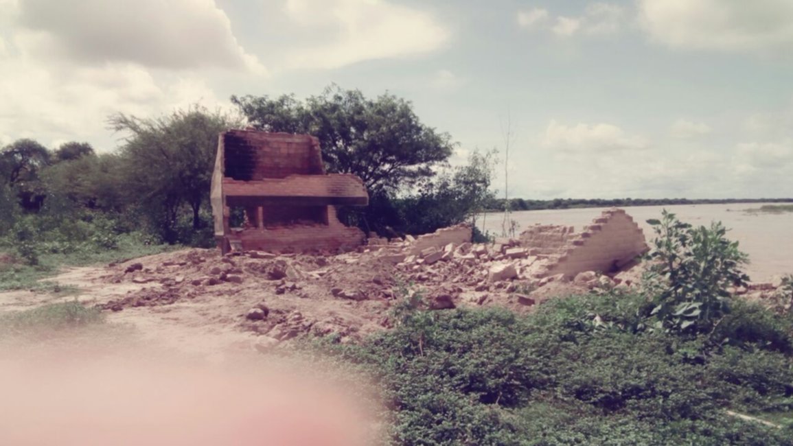 El río Pilcomayo se llevó parte de la vieja casa del padre de Jorge Rojas 