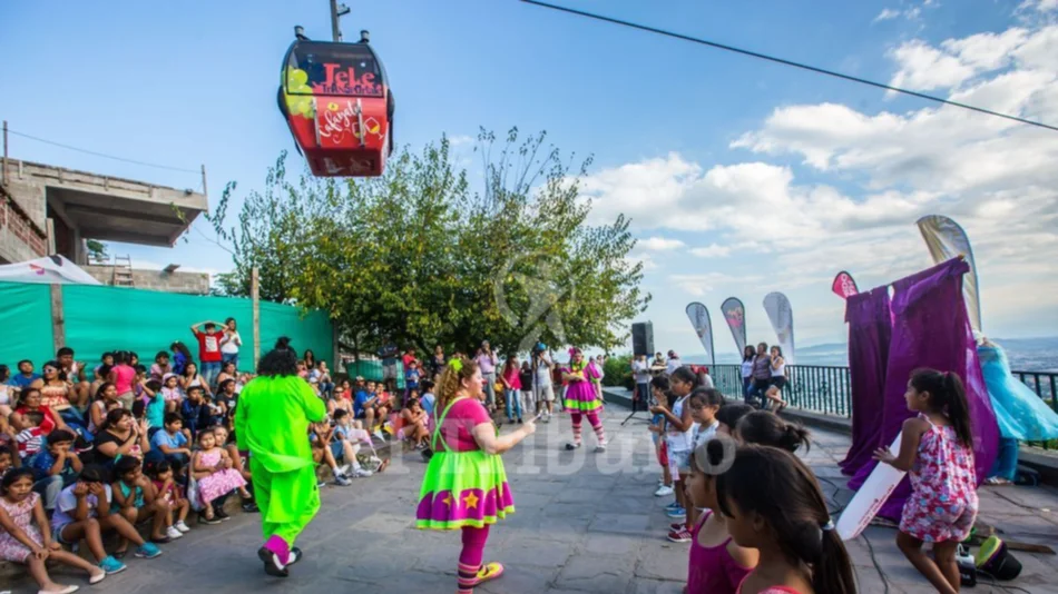 Viajes gratis en teleférico y juegos en la cima del cerro
