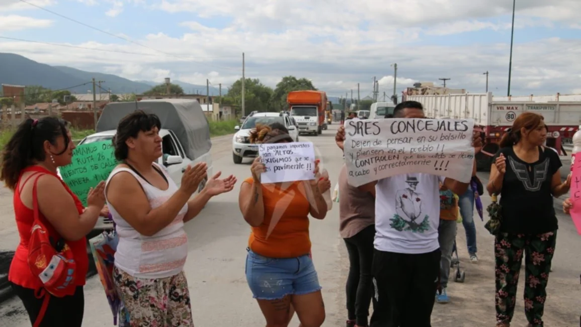 Vecinos de Cerrillos cortan la Ruta 26 para pedir mejoras en el barrio