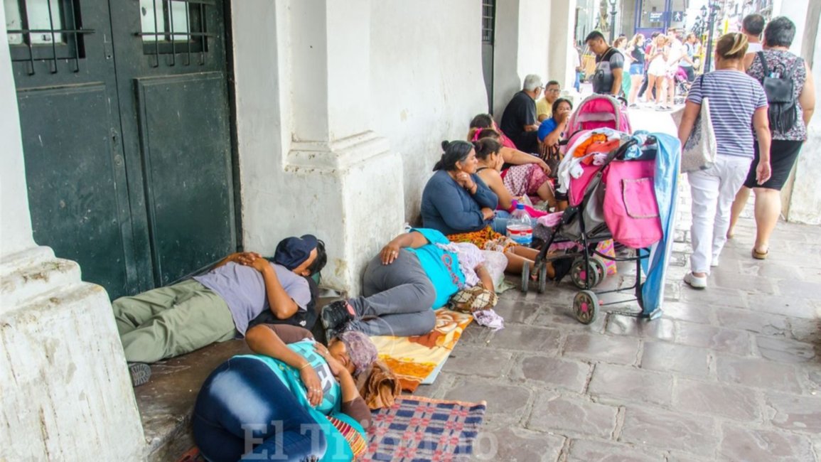 Se mantiene el acampe por una directora wichi