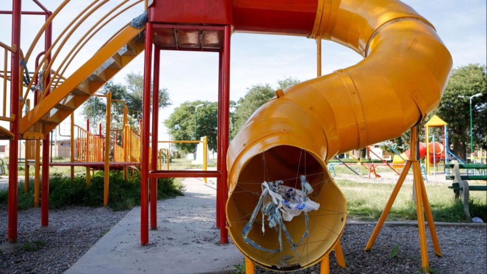 Plazas de zona sur, con basura,  malezas y juegos deteriorados