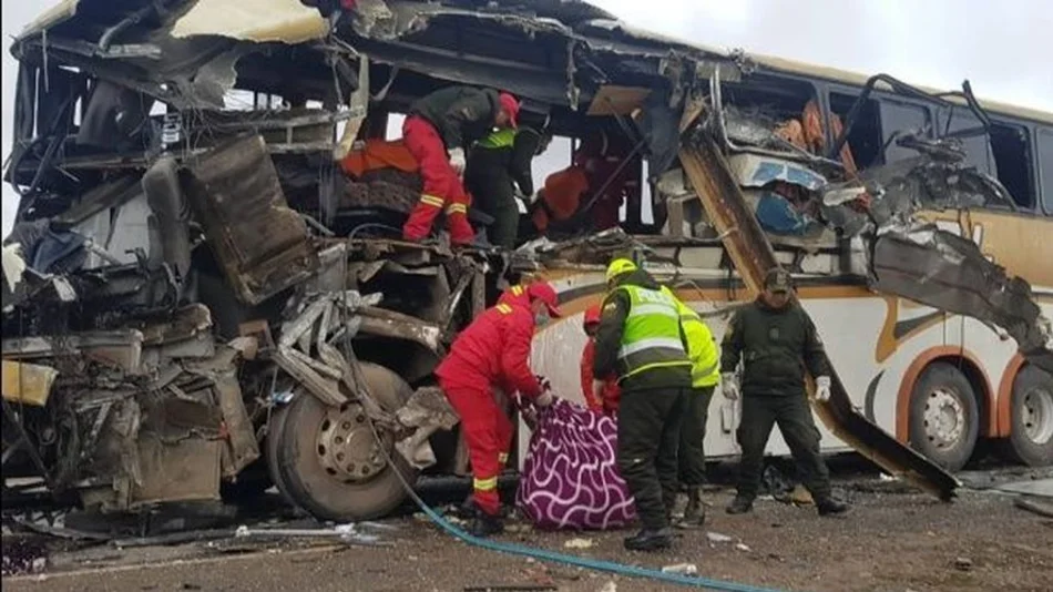 Al menos 22 muertos y 37 heridos dejó el choque de dos ómnibus en Bolivia 