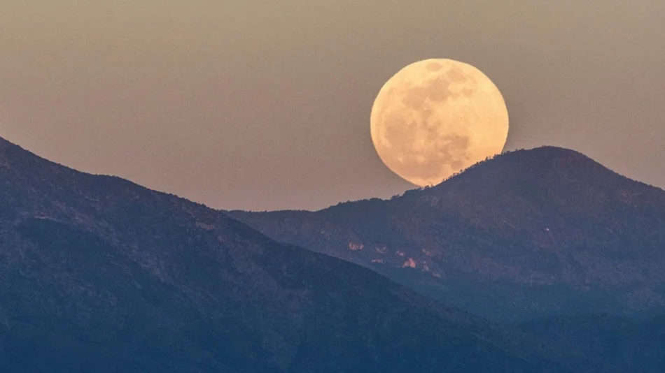 Una noche bajo la luz de la Luna roja en los Valles Calchaquíes