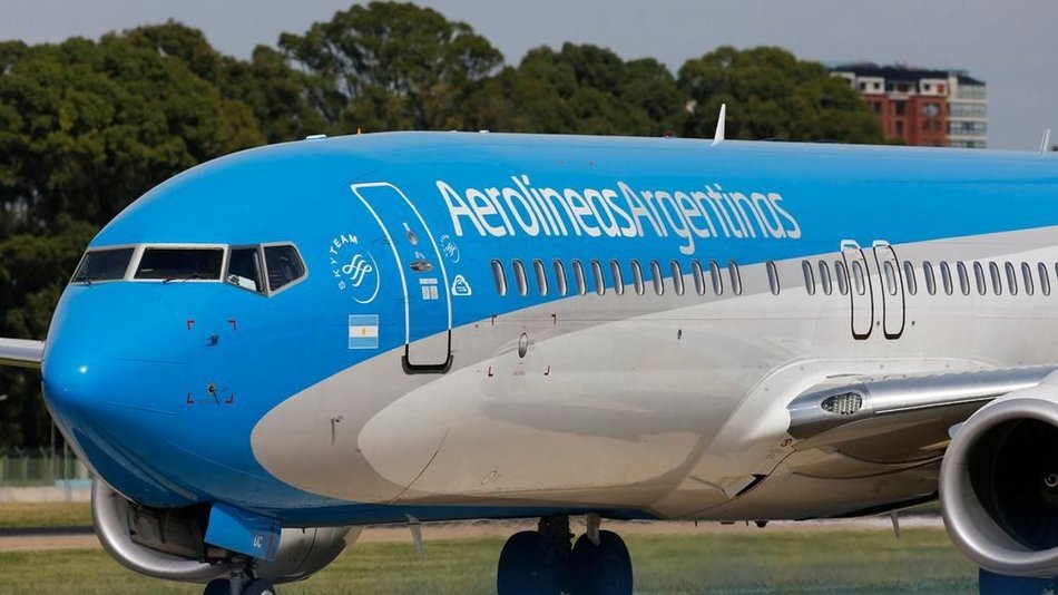Cambios en las tarifas de Aerolíneas: cobrará el equipaje por separado en todos sus vuelos 