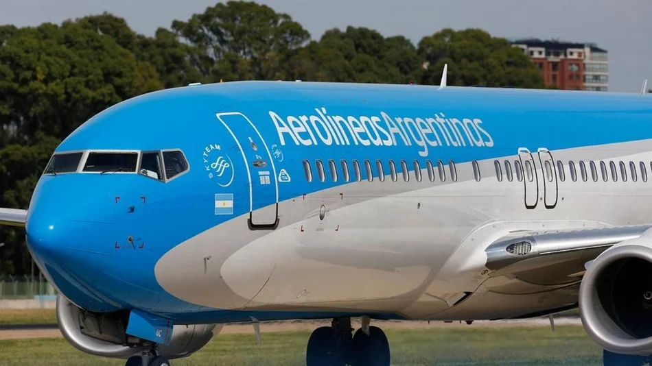 Cambios en las tarifas de Aerolíneas: cobrará el equipaje por separado en todos sus vuelos 