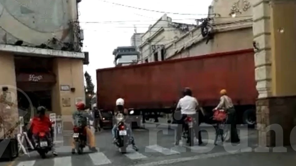 Una vez más, un camión ingresó al microcentro y quedó atascado sobre calle España