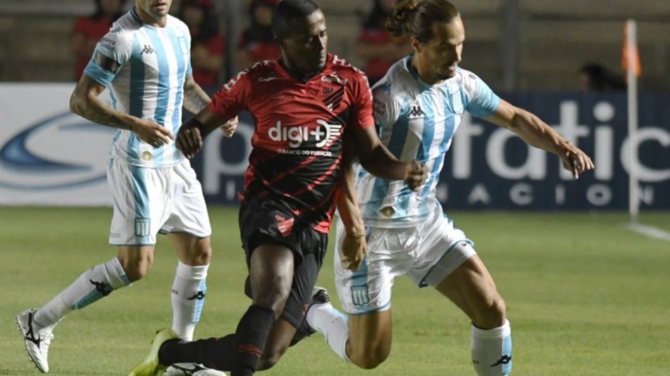 Debut, penales y triunfo para el nuevo Racing ante el Paranaense