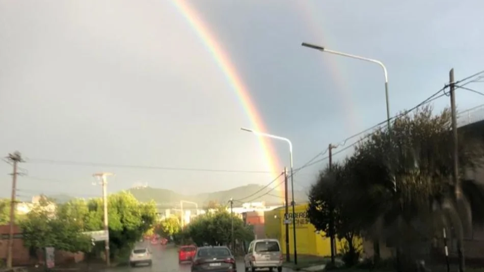 Después de la tormenta, un doble arco iris y la “Banda de Alejandro” en el cielo salteño