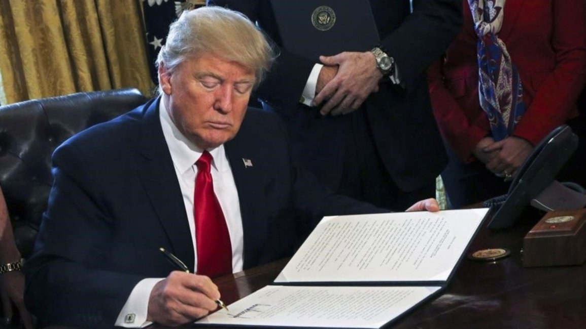 Piden la destitución de Trump, que promete una transición ordenada
