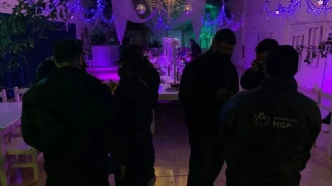 Escándalo: swingers confundieron a la policía con strippers