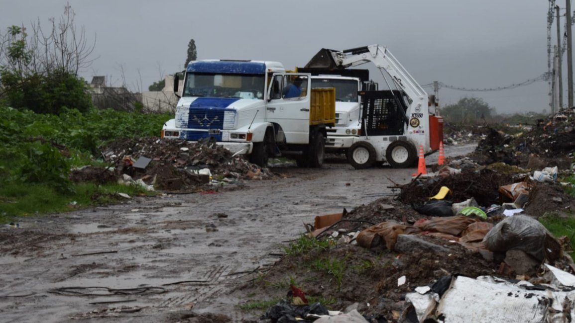 Limpian un basural de un kilómetro de longitud en la zona sur