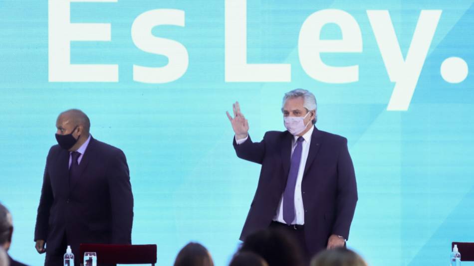 Fernández promulgó la ley del aborto: “Es un día de alegría porque cumplí mi palabra”