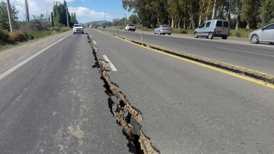 Vialidad trabaja en la reparación de la Ruta 40 por las grietas que provocó el sismo