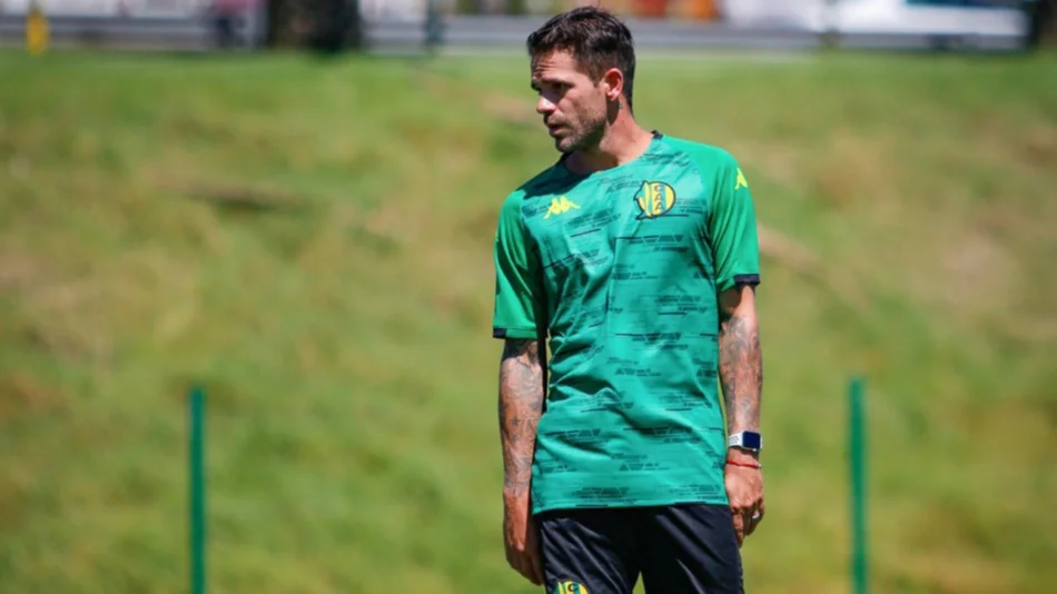 Gago tuvo su primera práctica en Aldosivi, con 11 bajas por coronavirus