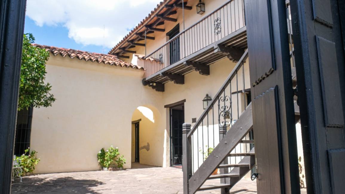 La riqueza de la casa de abobe del presidente salteño 