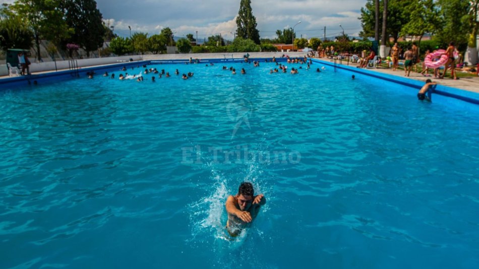 VIDEO. Un chapuzón en el Nicolás Vitale para buscar refrescarse  