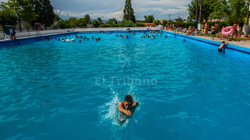 VIDEO. Un chapuzón en el Nicolás Vitale para buscar refrescarse  