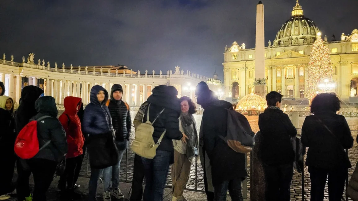 Miles de fieles se despiden de Benedicto XVI en el Vaticano
