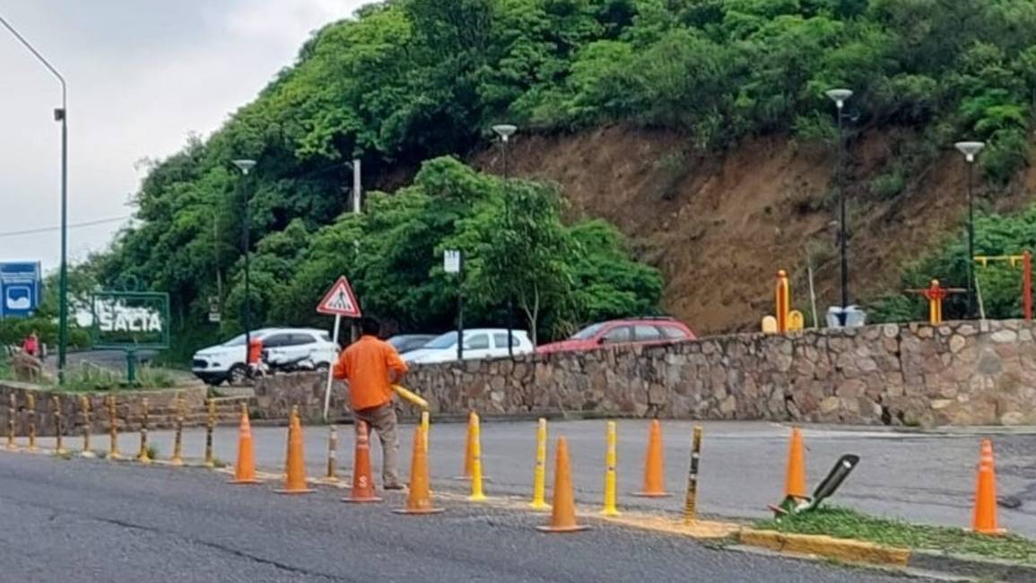 Repusieron los delineadores rebatibles que fueron vandalizados en el ingreso al cerro San Bernardo