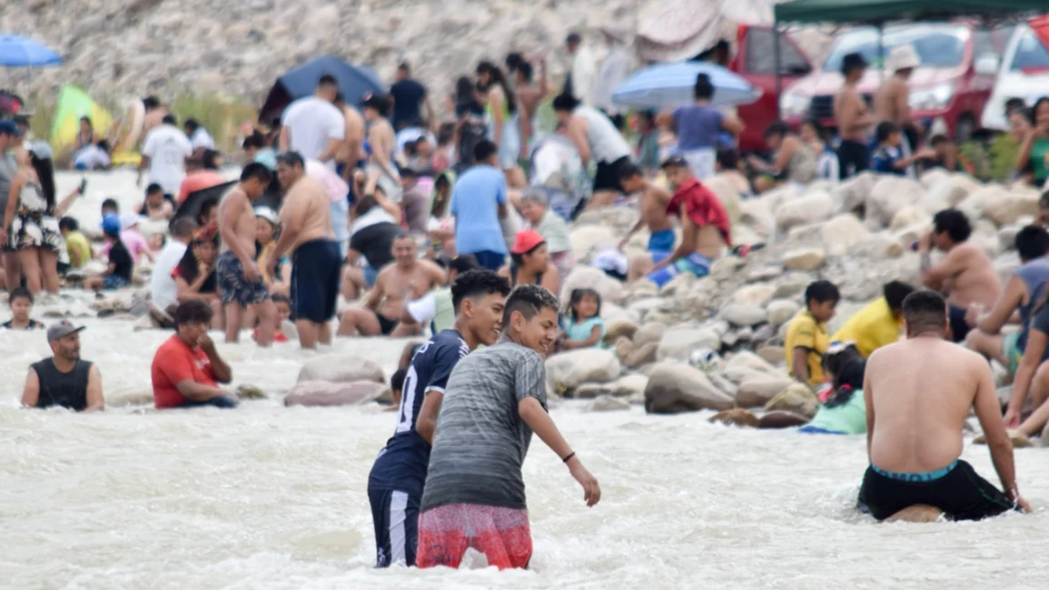 El río Vaqueros fue copado por salteños en el arranque de 2024