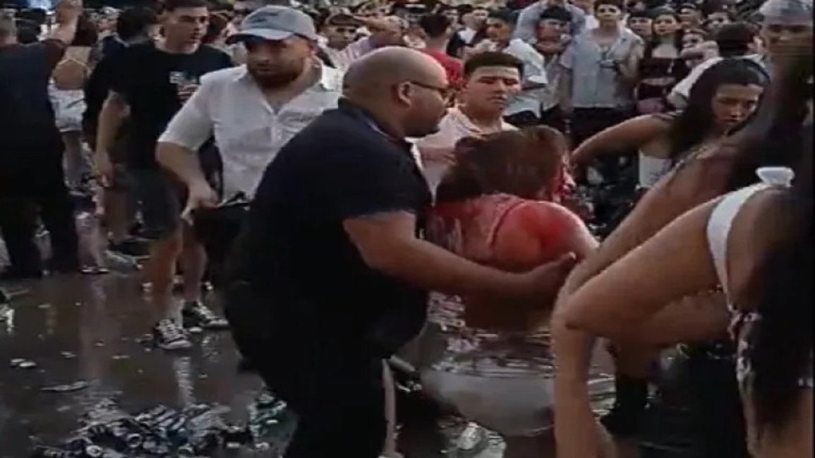 VIDEO. Brutal pelea de mujeres en un boliche en Corrientes: a una le cortaron el cuello con una botella