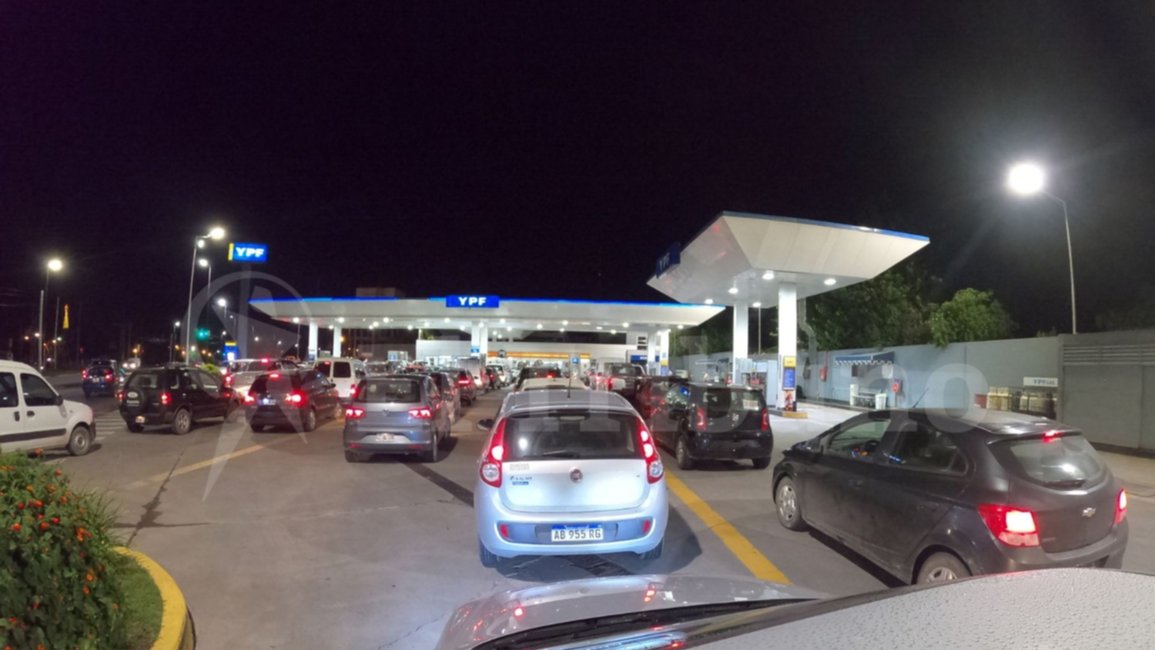 Desde esta medianoche, las petroleras aumentarán entre un 23% y 27% el precio de los combustibles