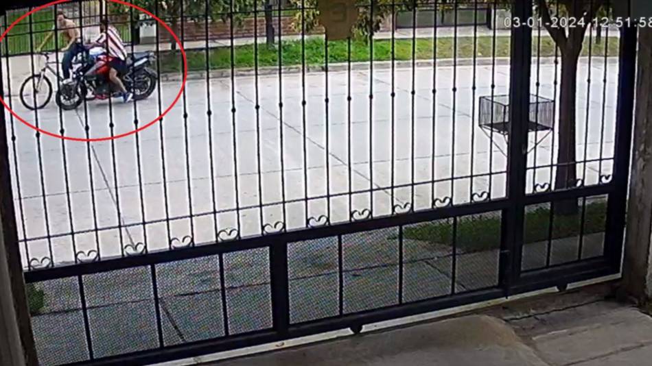 VIDEO. Violento robo de un motochorro a una mujer en el barrio El Huaico