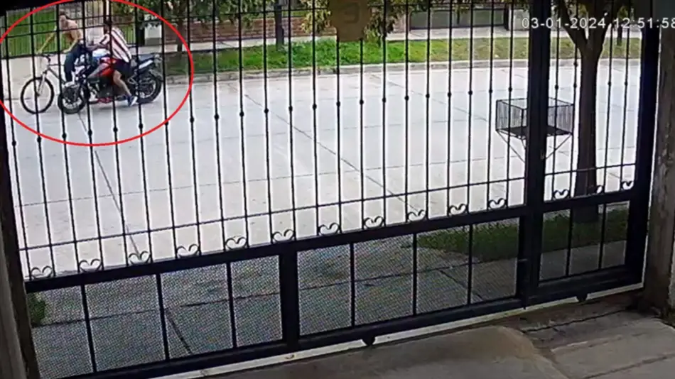 VIDEO. Violento robo de un motochorro a una mujer en el barrio El Huaico