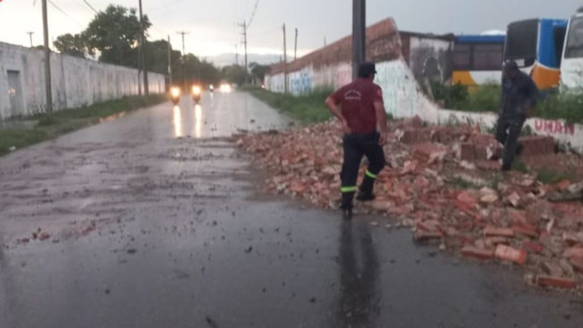 Temporal en Orán: una mujer herida por la caída de una tapia de una cancha