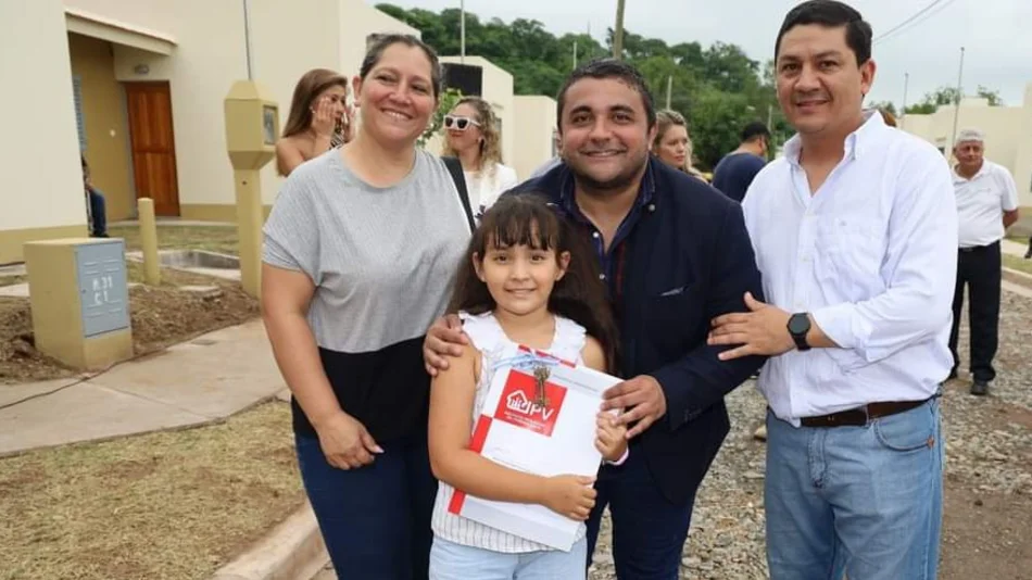 Entregaron las 157 casas a un grupo de luchadores