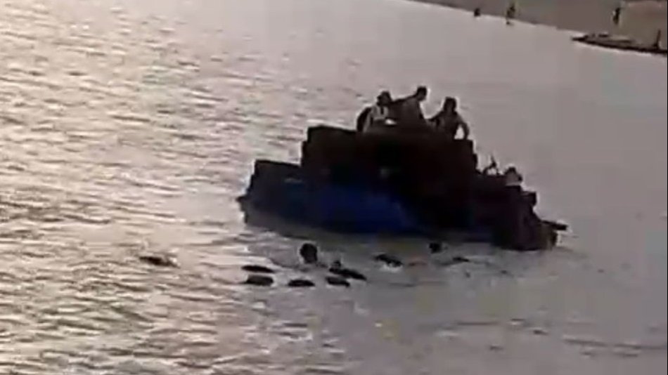 VIDEO. Tres personas cayeron al Río Bermejo desde un gomón lleno de neumáticos