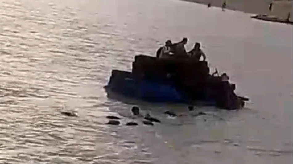 VIDEO. Tres personas cayeron al Río Bermejo desde un gomón lleno de neumáticos