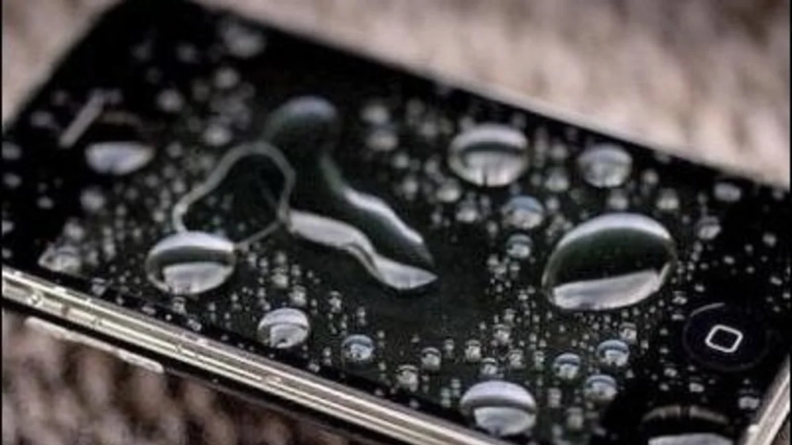 ¿Se te cayó el celular al agua? Te contamos cómo salvarlo