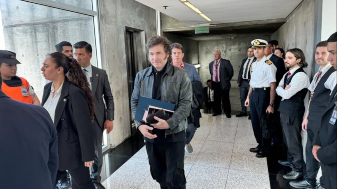 Javier Milei partió rumbo a Suiza para participar del Foro Económico Mundial en Davos