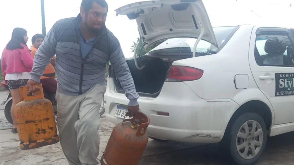 Por la fuerte suba de la garrafa social que se viene: Largas filas en la planta de gas de zona sureste
